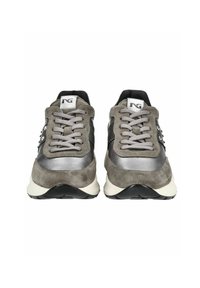 Sportliche Schuhe aus grauem Wildleder und glattem Leder. Verfügen über ein Schnürdesign, eine abgerundete Spitze und strukturierte Akzente. Schwarze und cremfarbene Laufsohle.