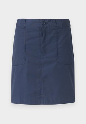 Marineblå bomullsskjørt med knapper foran og beltestropper, med to store lappelommer foran og rett nederkant.