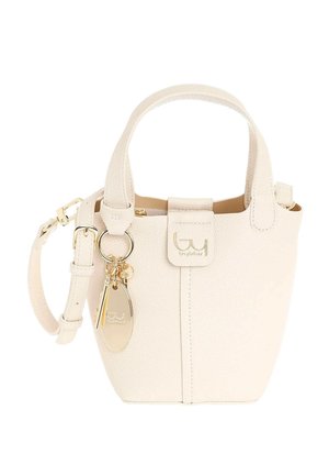 Piccola borsa a mano in pelle con texture color crema, manici corti, tracolla regolabile, logo dorato e portachiavi dorato allegato.
