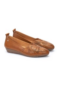 Ballerines en cuir tan avec un bout pointu, un design perforé et un petit talon. Texture lisse avec des détails de motifs subtils.
