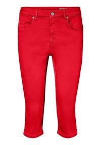 Röda jeanscapribyxor med en slät textur, utrustade med knäppning, fem fickor och en figursydd design.