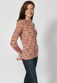 Maglione a maglia multicolore e morbido, con tonalità di rosa, giallo e blu; design aderente con maniche lunghe; scollatura rotonda.