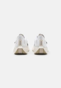 Nike Performance PEGASUS PLUS - Bėgimo batai plentui - white/anthracite/sail/light orewood brown/sesame