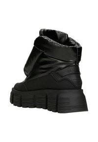 Černé syntetické ankle boty s prošívaným svrškem, silnou vroubkovanou podrážkou a gumovými akcenty. Obsahují design s přehnutým lemem a embosované logo.