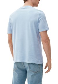 s.Oliver MIT HENLEY-AUSSCHNITT - Navadna majica - hellblau
