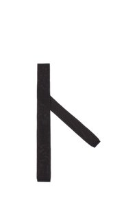 Juodas audinio diržas su tekstūruotu paviršiumi, pasižymintis tiesia forma. Galiausiai galai apdailinti tvirtu juodu kraštu ilgaamžiškumui.