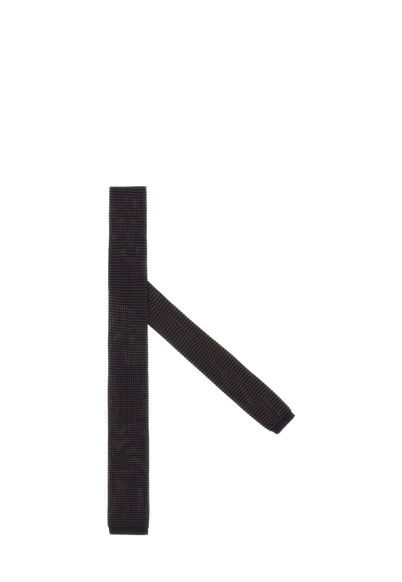 Juodas audinio diržas su tekstūruotu paviršiumi, pasižymintis tiesia forma. Galiausiai galai apdailinti tvirtu juodu kraštu ilgaamžiškumui.