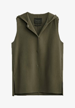 Bez rękawów kamizelka w oliwkowej zieleni z kapturem, z przodu zapięcie na napy i boczne rozcięcia, wykonana z miękkiego materiału, ułożona płasko na białym tle.