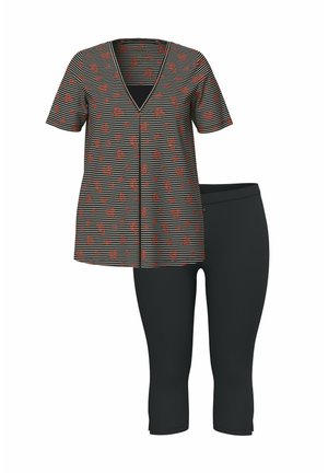 Completo a due pezzi composto da una maglietta a maniche corte a strisce bianco e nere con stampa floreale rossa, abbinata a leggings capri neri.