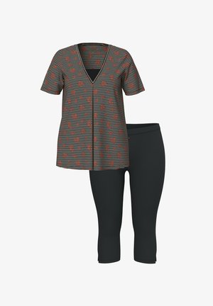 Ensemble bestehend aus einem kurzärmeligen, schwarz-weiß gestreiften Oberteil mit rotem Blumenmuster, kombiniert mit schwarzen Capri-Leggings.