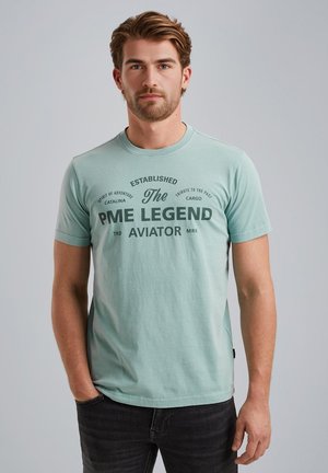 Muntgroene katoenen t-shirt met korte mouwen, voorzien van donkere grafische tekst met de woorden "PME Legend Aviator" over de borst.