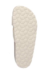 Witte flip-flops met een textuur en golvend patroon. Zijaanzicht toont een dunne bruine rand en een minimaal ontwerp, wat de lichte constructie benadrukt.