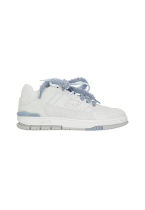 Sneaker bianca low-top con lacci celesti testurizzati, dettagli traforati e suola in gomma grigia e blu.