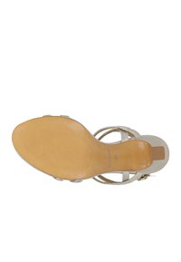 Sandal in oro metallico con suola piatta e testurizzata e strap rilassati. Presenta un tacco piccolo e una fibbia regolabile per una vestibilità ottimale. Taglia 37.