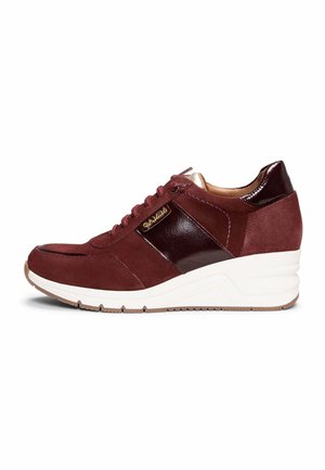 Zapatilla tipo cuña de ante burdeos y charol con suela blanca y etiqueta dorada con el logo "GAMIAN" en el lateral, con cordones en la parte delantera.