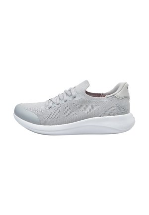 Sneaker sportiva grigio chiaro con tomaia in mesh traspirante, punta tonda, suola piatta bianca e design minimalista con sottili dettagli testurizzati.