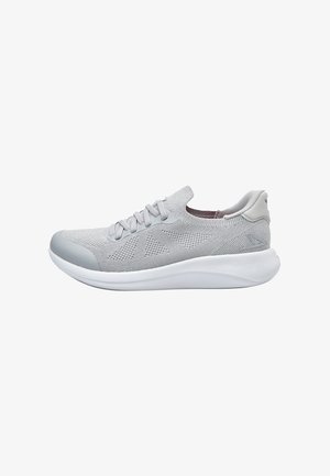 Sneaker sportiva grigio chiaro con tomaia in mesh traspirante, punta tonda, suola piatta bianca e design minimalista con sottili dettagli testurizzati.