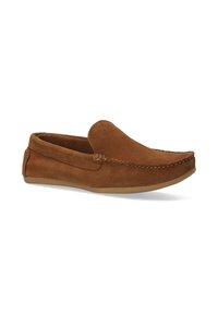 Hnědé nubukové slip-on mokasíny s kulatou špičkou, prošívanými detaily a texturovanou gumovou podrážkou pro lepší trakci. Žádné viditelné kovové doplňky.