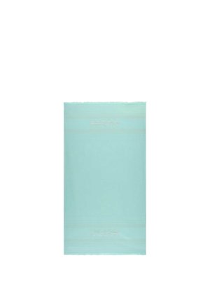 Hellblaues rechteckiges Handtuch mit weiß gesticktem "GUESS"-Logo nahe den oberen und unteren Kanten, flach dargestellt.