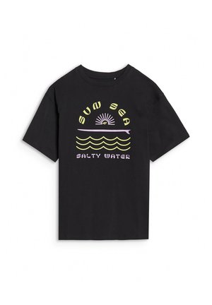 Czarny T-shirt z krótkim rękawem z napisem „SUN SEA”, grafiką wschodu słońca, falistymi liniami oraz napisem „SALTY WATER” nadrukowanym w pastelowych żółtych i różowych kolorach.