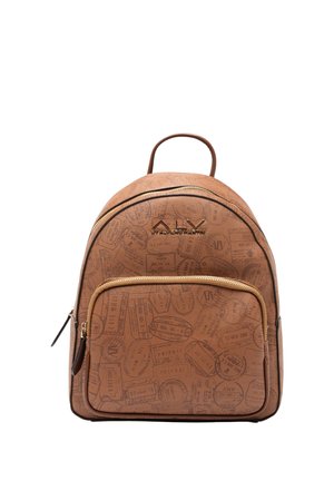 Zaino marrone realizzato in materiale con trama, con una tasca frontale con cerniera, motivi a rilievo a tema viaggio e una maniglia superiore. Dettagli in metallo color oro.