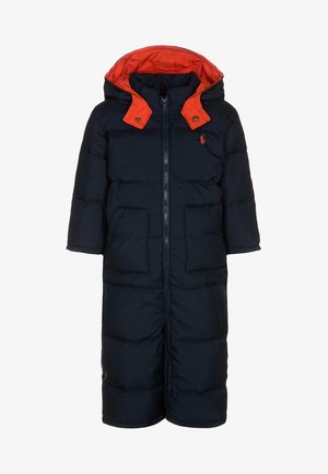Long manteau d'hiver matelassé bleu marine avec capuche doublée orange, fermeture éclair devant, deux poches et petit logo rouge sur la poitrine.