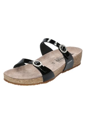 Sandale compensée en cuir verni noir avec deux brides et boucles argentées décoratives, semelle en liège et semelle intérieure en daim beige.