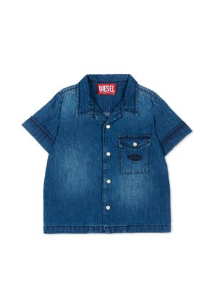 Camicia di jeans blu a maniche corte con taschino sul petto, colletto e etichetta rossa Diesel all'interno dello scollo.