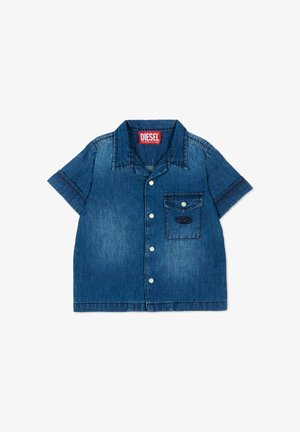 Niebieska dżinsowa koszula na guziki z krótkim rękawem, kieszenią na piersi, kołnierzykiem i czerwoną metką Diesel wewnątrz kołnierza.