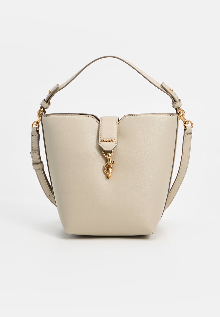Beige Leder-Einkaufstasche mit goldfarbenen Beschlägen, ausgestattet mit einem oberen Griff und einem verstellbaren Schulterriemen. Glatte Textur mit minimalen Akzenten.