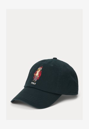 Gorra de béisbol de algodón azul marino con visera curvada, que presenta un oso bordado con bata roja y el texto "POLO" en la parte frontal.