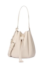 Borsa a secchiello in morbida pelle beige con chiusura a cordoncino, tracolla regolabile e dettagli in hardware dorato. Presenta un design arricciato.