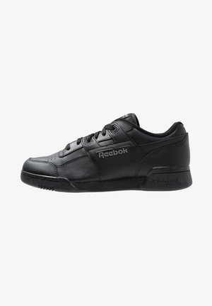 Czarne sneakersy Reebok mają gładką skórzaną cholewkę, zaokrąglony czubek, płaską podeszwę oraz prosty system sznurowania. Logo na bokach i tylnych akcentach.