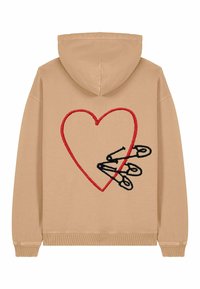 Hoodie beige con un grande cuore ricamato rosso decorato con spille da balia nere. Tessuto morbido, polsini e orlo a costine, cappuccio con cordino.