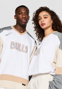 Nike Performance NBA CITY EDITION CHICAGO BULLS HOCKEY - Topper langermet - white/oatmeal/hemp/dark steel grey