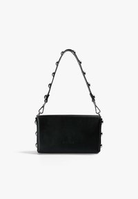 Bolso cruzado de cuero negro con forma rectangular, adornado con acentos plateados redondeados a lo largo de la correa y un sutil logo en la parte frontal.