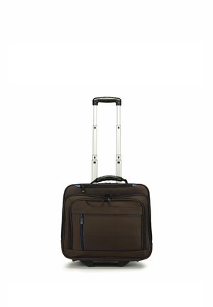 Valigia trolley marrone con ruote, manico retrattile argentato esteso, tasche anteriori con zip e manico nero sulla parte superiore.