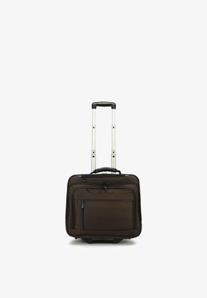 Maleta de mano marrón con ruedas, asa retráctil plateada extendida, bolsillos frontales con cremallera y asa negra en la parte superior.