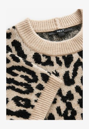 Beige kötött pulóver fekete állatmintával, bordázott kerek nyakkal és texturált anyaggal. A látható címke a "NEXT" feliratot tartalmazza.