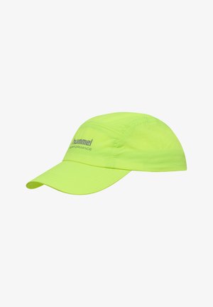 Neongele pet met een gebogen klep en een geborduurd "hummel PERFORMANCE" logo aan de voorkant. Lichtgewicht stof en gestroomlijnd ontwerp.