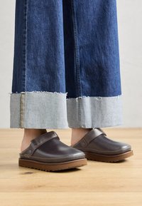 GOLDENSTAR - Clogs - ironwood
