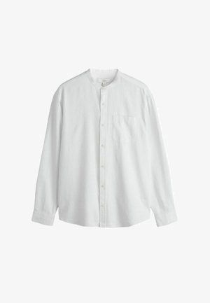 Biała koszula na długi rękaw z guzikiem, kołnierzem stójką i kieszenią po lewej stronie na wysokości klatki piersiowej, przedstawiona na białym tle.