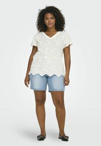 ONLY Carmakoma V-AUSSCHNITT CURVE  - Camiseta estampada - cloud dancer