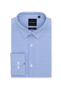 Niebieska koszula slim fit z drobnym wzorem w kratkę, białymi guzikami oraz znakowaną metką wewnątrz kołnierza, starannie złożona na białym tle.