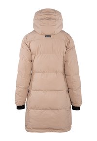 Beige polstret frakk med hette, med horisontalt quiltet design, elastiske mansjetter og en fremtredende merkeetikett på baksiden.