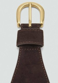 Cintura in suede marrone con una fibbia in metallo dorato. La cintura presenta cuciture visibili e un anello per la regolazione, evidenziando la texture e il design.