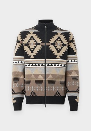 Rozpinany kardigan z misternym geometrycznym wzorem dzianiny w kolorach czarnym, beżowym, szarym i brązowym, z stojącym kołnierzem i prążkowanymi mankietami.
