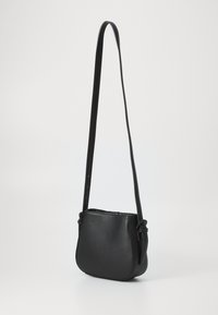 Borsa a tracolla in pelle nera con un design semplice e arrotondato. Presenta una lunga tracolla regolabile e dettagli hardware minimal.