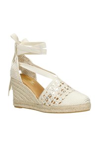 Witte espadrille wedge sandaal met een geweven bovenwerk, kantdetails en linten voor de enkel, met een jute-wikkelhak.