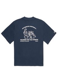 Mørkeblå t-shirt med kortærmer, der har et grafisk print med tre figurer samt teksten "AUTHENTIC FOOTBALL" og "TAILORED FOR THE STREETS".